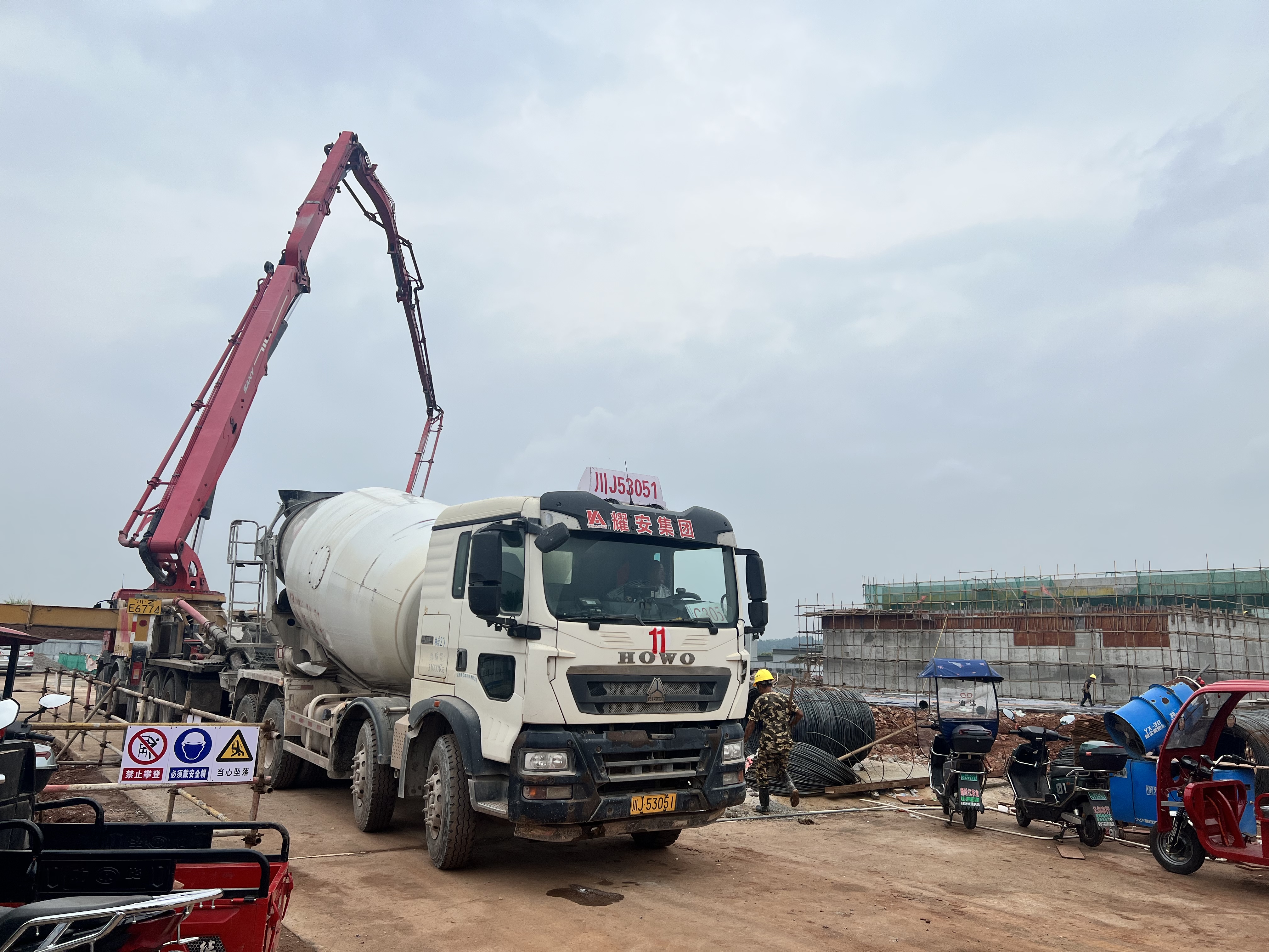 耀發(fā)公司高效供應(yīng)混凝土 硬核賦能安居區(qū)垃圾分類(lèi)設(shè)施提質(zhì)升級(jí)